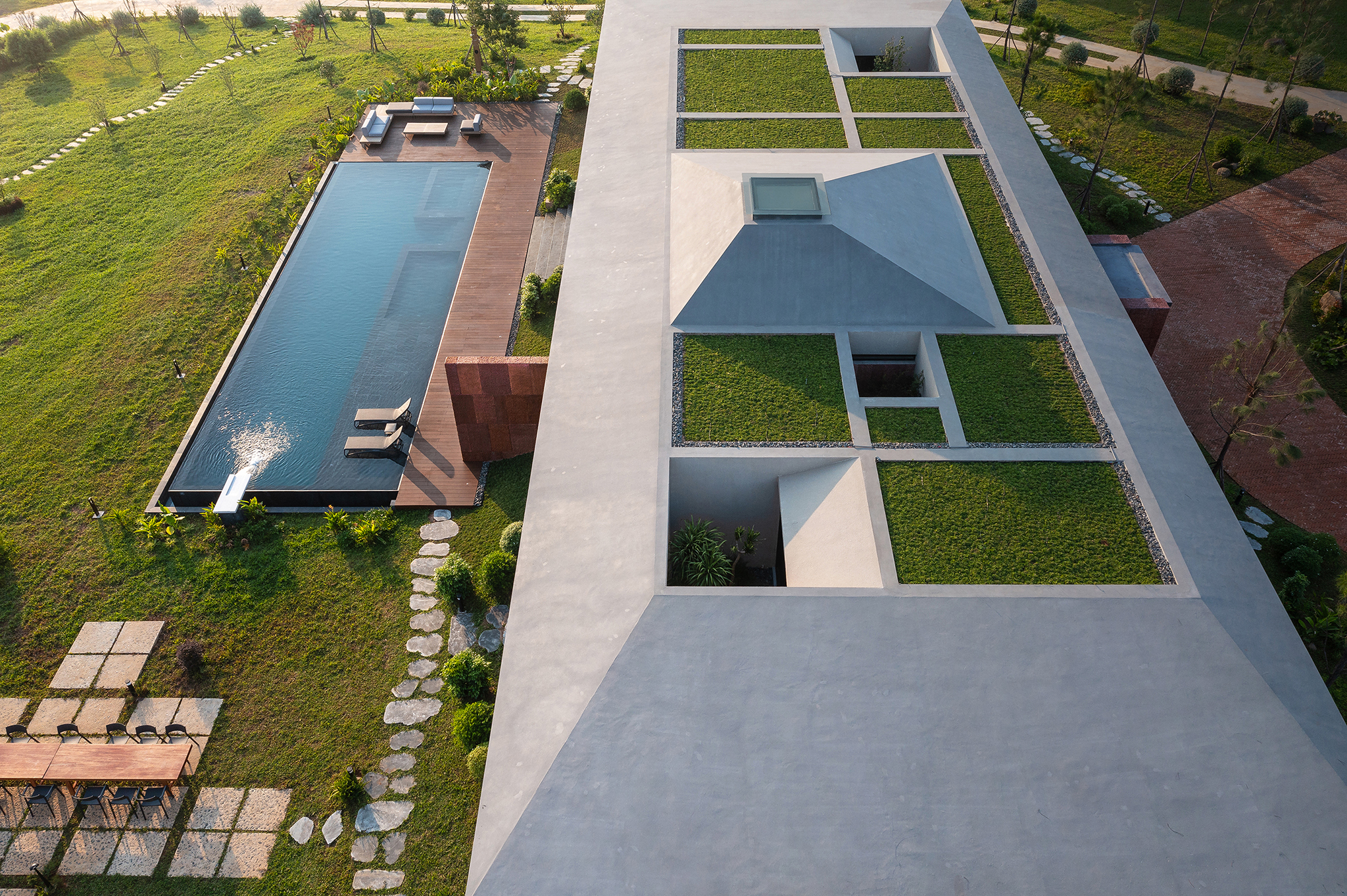 Mái nhà được trồng cỏ để tăng cảm giác hòa hợp với bối cảnh.