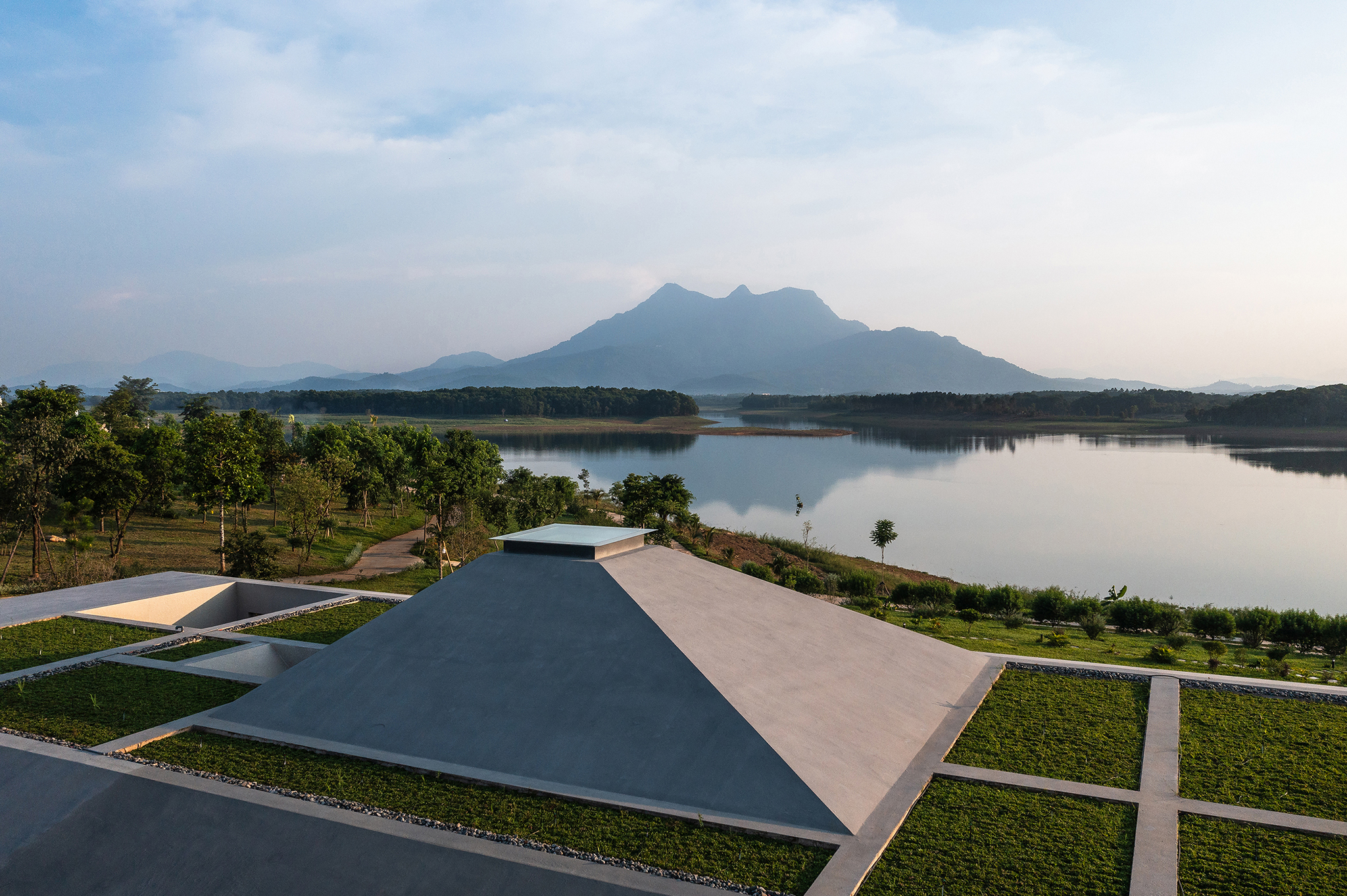 Biệt thự thiết kế 'mở' giữa khuôn viên 40.000 m2, xây trong 1,5 năm